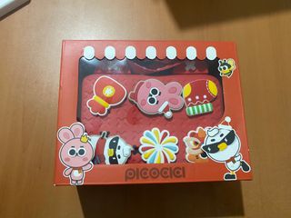 Bolso rojo con adornos de personajes