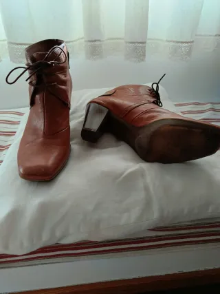 Botines de tacón marrones con cordones en piel