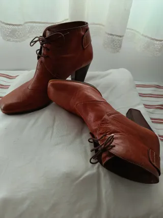 Botines de tacón marrones con cordones en piel
