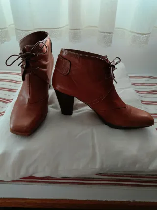 Botines de tacón marrones con cordones en piel