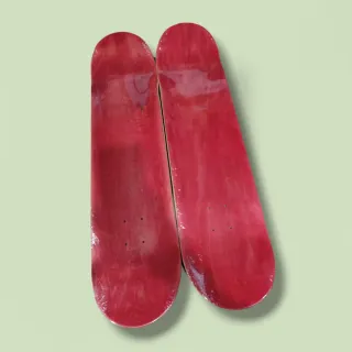 Dos tablas de skate rojas