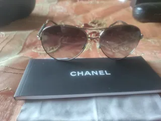 Occhiali da sole Chanel con custodia