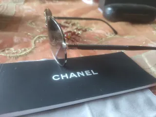 Occhiali da sole Chanel con custodia