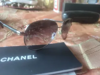 Occhiali da sole Chanel con custodia