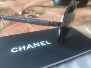 Occhiali da sole Chanel con custodia