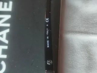 Occhiali da sole Chanel con custodia