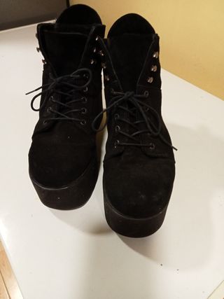 Botines negros con cordones y plataforma