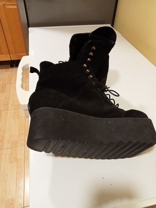 Botines negros con cordones y plataforma