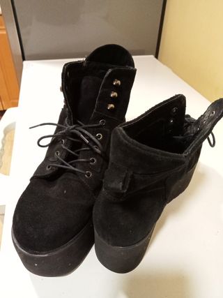 Botines negros con cordones y plataforma