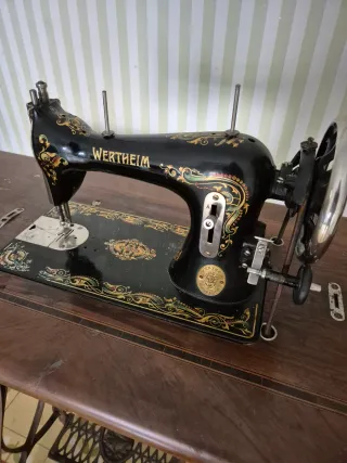 Máquina de coser Wertheim antigua