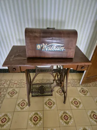Máquina de coser Wertheim antigua