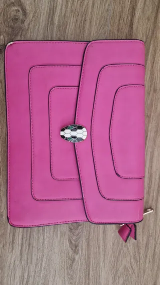 Bolso rosa con detalle serpiente