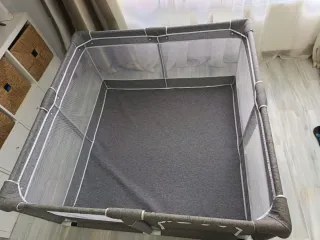 Parque infantil gris