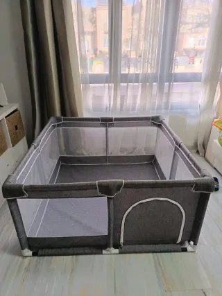 Parque infantil gris