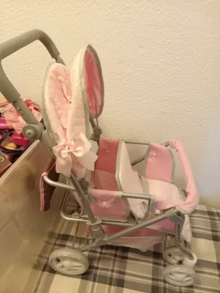 Carro de muñecas rosa y gris
