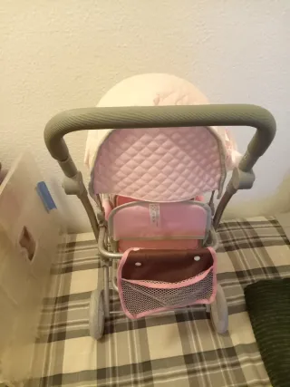 Carro de muñecas rosa y gris