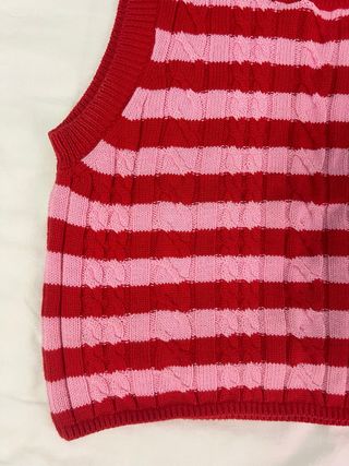 Chaleco de punto Zara rayas rojas y rosas