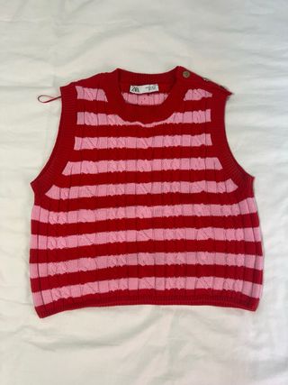 Chaleco de punto Zara rayas rojas y rosas