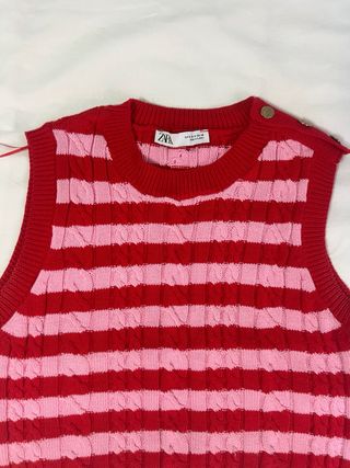 Chaleco de punto Zara rayas rojas y rosas