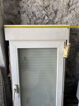 Ventana blanca con persiana