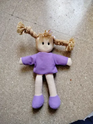 Muñeca de trapo con trenzas y vestido lila