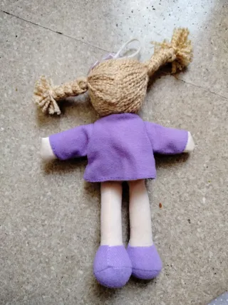 Muñeca de trapo con trenzas y vestido lila