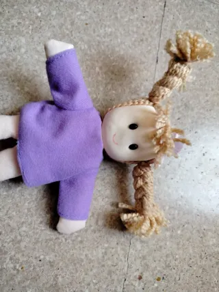 Muñeca de trapo con trenzas y vestido lila
