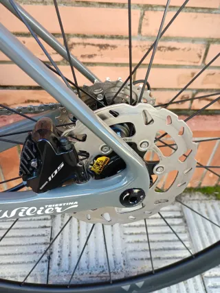 Bicicleta de carretera Wilier gris naranja