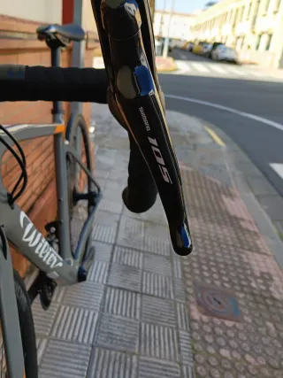 Bicicleta de carretera Wilier gris naranja