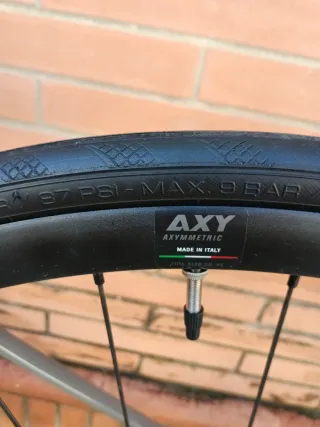 Bicicleta de carretera Wilier gris naranja