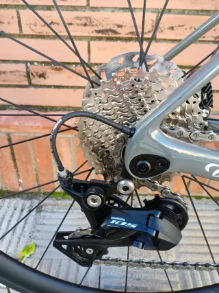 Bicicleta de carretera Wilier gris naranja