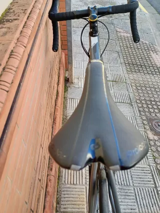 Bicicleta de carretera Wilier gris naranja