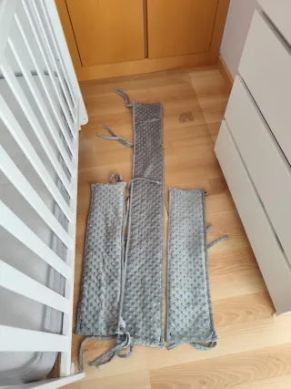 Protector barandilla cuna gris