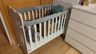 Protector barandilla cuna gris