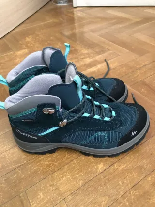 Botas de montaña Quechua grises y turquesa