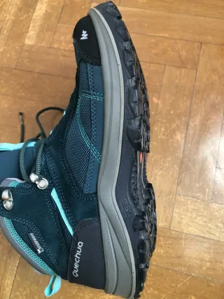 Botas de montaña Quechua grises y turquesa