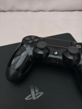 PS4 Slim 1TB Negra + Mando