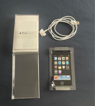 Caja iPod touch Apple y cable de carga original.