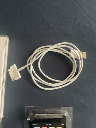 Caja iPod touch Apple y cable de carga original.