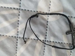 Pulsera negra con cruz plateada