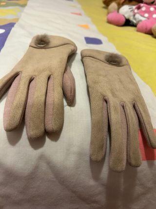Gorro y guantes beige y rosa