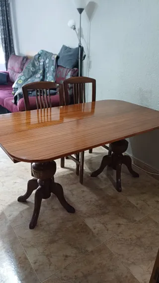 Mesa de comedor de madera