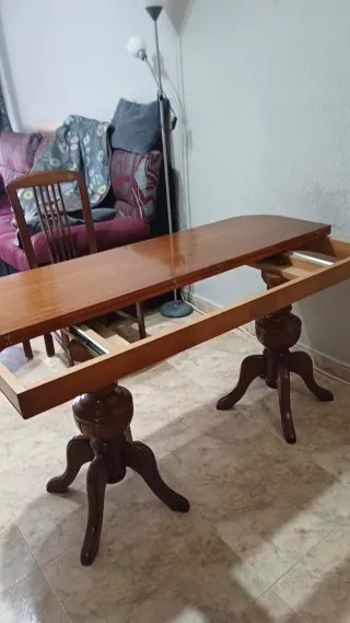 Mesa de comedor de madera