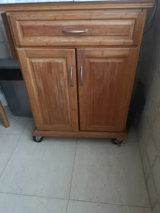 Alacena madera con ruedas con mármol y almacenaje