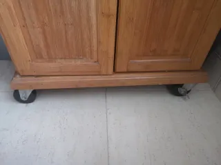 Alacena madera con ruedas con mármol y almacenaje