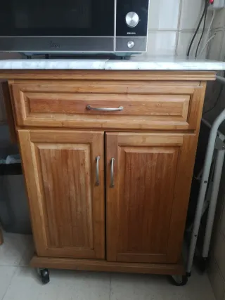 Alacena madera con ruedas con mármol y almacenaje