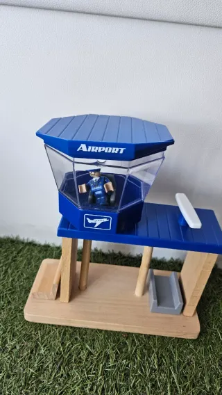 Circuito de tren y aeropuerto de madera