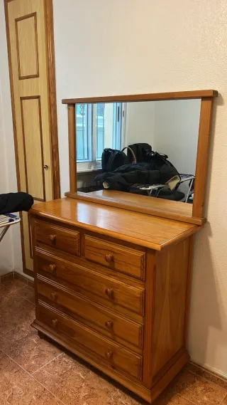 Cómoda de madera con espejo