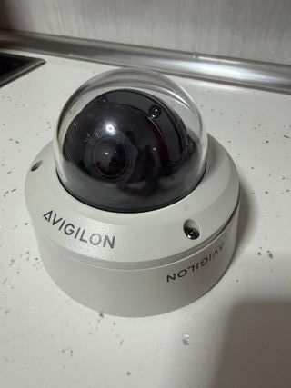 Cámara Mini-Domo IP Avigilon 3MPX