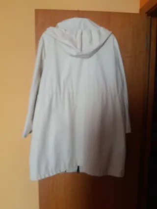 Chubasquero Zara Beige Tallaje de Zara XL.